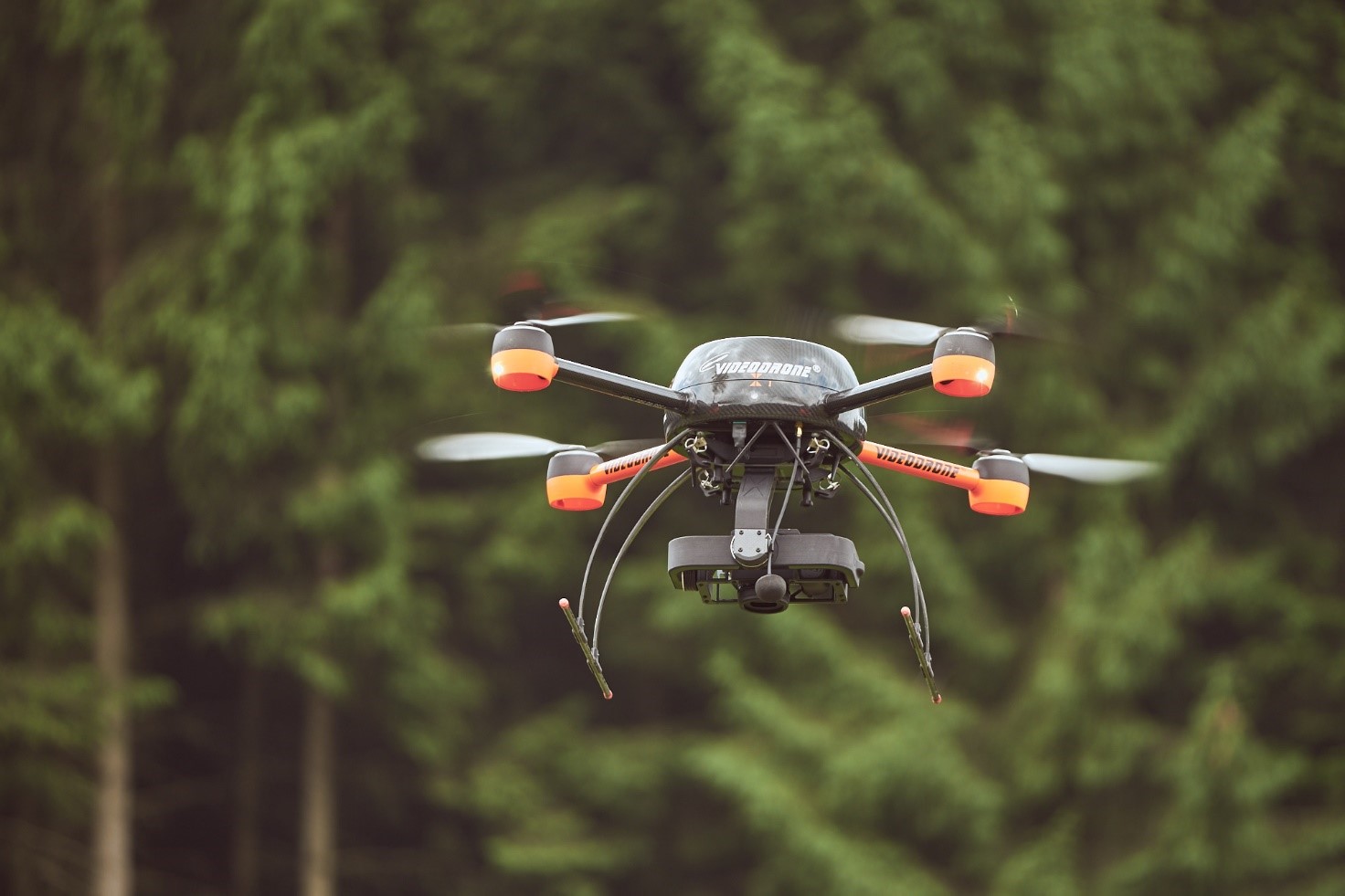 Maaseutu 2.0 -hankkeen artikkeli, kuva 2: Videodrone X4S droneella varustettuna Sony A6000 kameralla