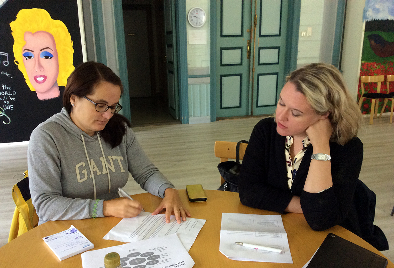 Kaksi naista työskentelee pöydän ääressä Savonlinnan Ohjaamon URAA-valmennuspäivässä.
