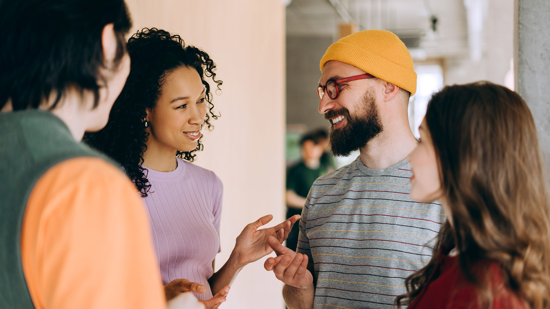 Erilaisia nuoria henkilöitä keskustelemassa iloisesti.