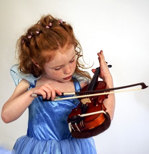 Kuvituskuva: lapsi soitamassa viulua