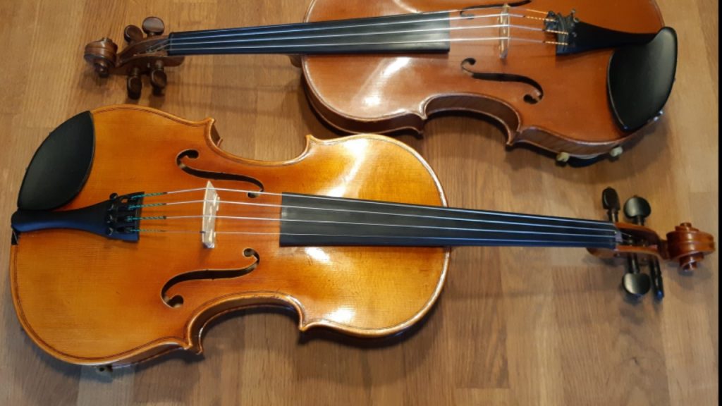 kuvassa kaksi viulua