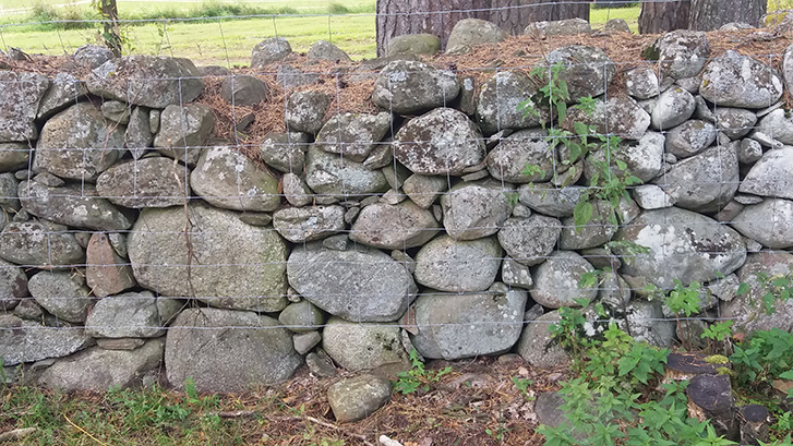 Kivistä rakennettu aita